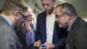 Politikerne fulgte opmærksomt med i stemmeoptællingen på valgnatten. Arkivfoto: Tim Kildeborg Jensen/Ritzau Scanpix