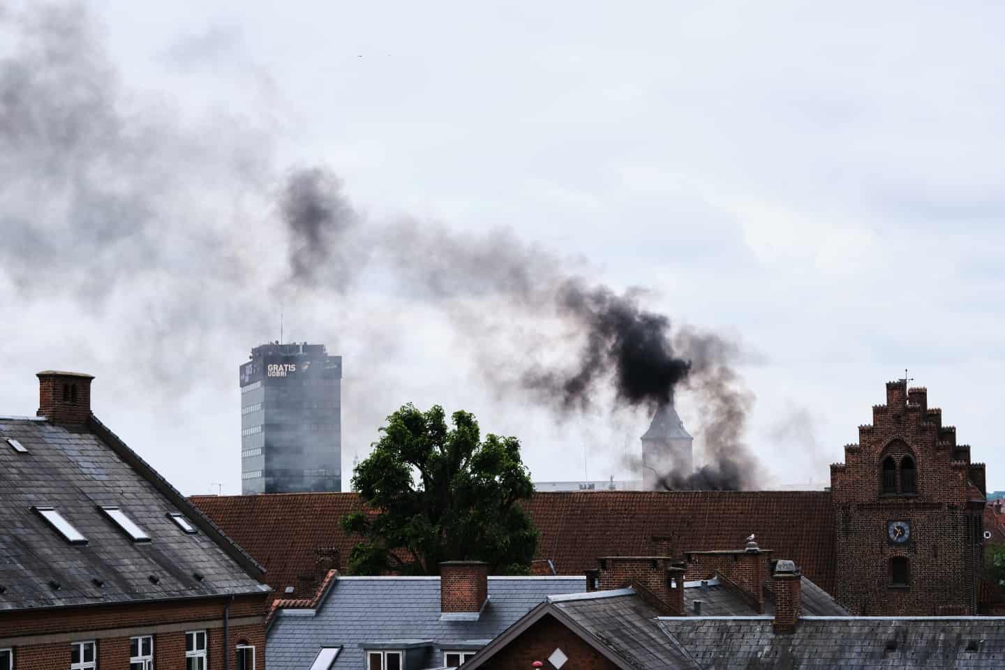 Se video: Journalist ved brændende bygning i midtbyen beboerne har samlet sig på gaden | fyens.dk