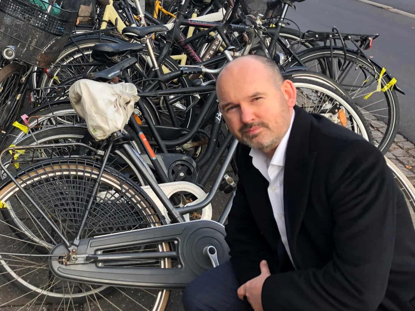 Indrømme Hare at ringe Byen flyder med ejerløse cykler - men ikke ret meget længere: Denne mand  har allerede trykket på knappen | stiften.dk