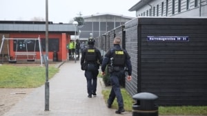 Politi til stede på Amager for at lede efter drabsmistænkte. Foto: Pressefoto.dk