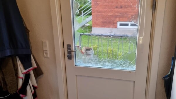 Jagtede sin mor med sabel: Hun måtte flygte med børn gennem naboens have