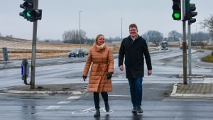 Rasmus Helveg (R) besøgte i februar Munkebo, hvor han diskuterede letbanens etape tre med byrådsmedlem Sanne Stemann (R). Foto: Helle Kryger