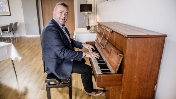 Nu vender musikken og Søren Riis tilbage til Sognegården | ugeavisen.dk