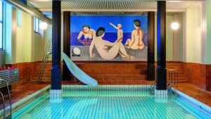 Menneskekroppene på mosaikken er bygget op af Lundstrøms geometriske former. De badende, nøgne kvinder hænger i Frederiksberg Svømmehal. Foto: Anders Sune Berg