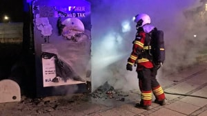 En tøjcontainer i Over Jerstal blev antændt natten til onsdag. Hvordan og hvornår er uklart, men branden blev opdaget ved 3.30-tiden, da den stort set var gået ud. Foto: Brand & Redning Sønderjylland
