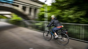 Brabrandstien er en populært cykelsti, men der er brug for mange flere cykelstier i Aarhus Kommune, både for at skabe mere sikkerhed for cyklisterne og fordi stadig flere kører længere afstande, ikke mindst takket være el-cykler. Foto: Axel Schütt