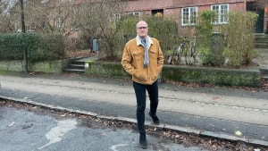 Beboer i et af rækkehusene på Hvidkildevej, Anders Scharling, mener ikke, at tillægget til den eksisterende lokalplan handler om parkering.  Foto. Privat