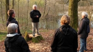 Grethe Lindholm Pedersen havde på forhånd fundet stedet ved søen, som hun mener, indbyder til ro og fordybelse. Meditation er en metode til at komme i kontakt med kroppens forskellige sanser og få et mere meningsfyldt liv.
