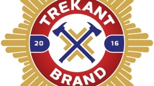 Her er det nye logo, som fremadrettet kommer til at symbolisere TrekantBrand: En brandmandsstjerne, der omkranser to brandøkser. 2016 er årstallet for TrekantBrands etablering. Illustration: TrekantBrand
