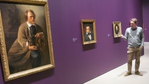 Elisabeth Jerichau-Baumann har her malet sin mand Jens Adolf Jerichau (til venstre). Ved siden af ham et portræt af Orla Lehmann. Udstillingens kurator Jakob Vengberg Sevel står til højre. Foto: Hans Petersen