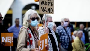 Modstandere af salget af Fjernvarme Fyn har tidligere demonstreret på Flakhaven. Nu ender sagen måske i retten. Arkivfoto Birgitte Carol Heiberg