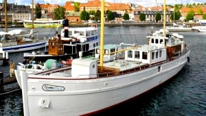 Chimera ligger nymalet og klar til at lægge til kaj ved Fanø og åbne café ombord. Men skibet ligger i Svendborg - for der er ingen lokalplan, der tillader cafédrift og heller ingen kajplads til skibet. Privatfoto