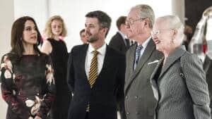 Dronning Margrethe og prins Henrik udstiller deres værker på Kunstmuseet Aros. Ved ferniseringen på 