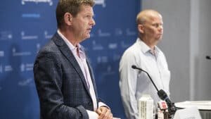 Formanden for Dansk Pædiatrisk Selskab, Klaus Birkelund Johansen (t.h.), er tilbageholdende over for den nye anbefaling om vaccination af børn mellem 12 og 15 år. Foto: Olafur Steinar Gestsson/Ritzau Scanpix