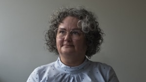 Pernille Sønnichsen forsøger aktivt at udbrede kendskabet til lidelserne i håb om, at de berørte, såvel som pårørende, kan forstå udfordringer ved lidelserne bedre. “Det betyder så meget for mig, at jeg kan hjælpe andre, så de ikke skal igennem det samme, jeg selv har været igennem. Det ønsker jeg ikke for nogen,” siger hun. Det er blevet til et fast ritual. Foto: Stefan Sommer Jagd