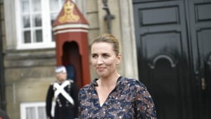 Mette Frederiksen forlader Amalienborg efter at være blevet udnævnt til kongelig undersøge. Den nærmeste tid vil vise, hvilken regering hun kan samle. Foto: Thomas Sjørup/Ritzau Scanpix
