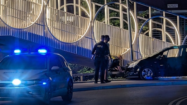 18-årig chauffør sprang om på bagsædet, mens bilen stadig kørte, da politiet ville standse ham