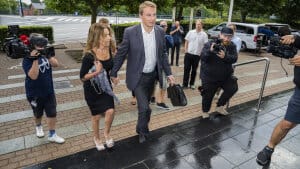 Morten Messerschmidt og Dot Wessman ankommer til Retten i Lyngby. Retten har fredag afsagt dom i sagen mod Messerschmidt. Foto: Martin Sylvest/Ritzau Scanpix