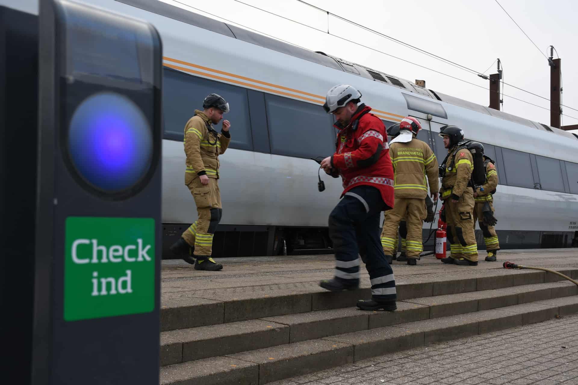 Tog Evakueret Efter Brand: Politi Og Beredskab Talstærkt Til Stede ...