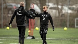 Sander Svendsen hilste på Christian Vestergaard før den første træning, hvor nordmanden igen var med efter to lejemål i Norge. Foto: Michael Bager