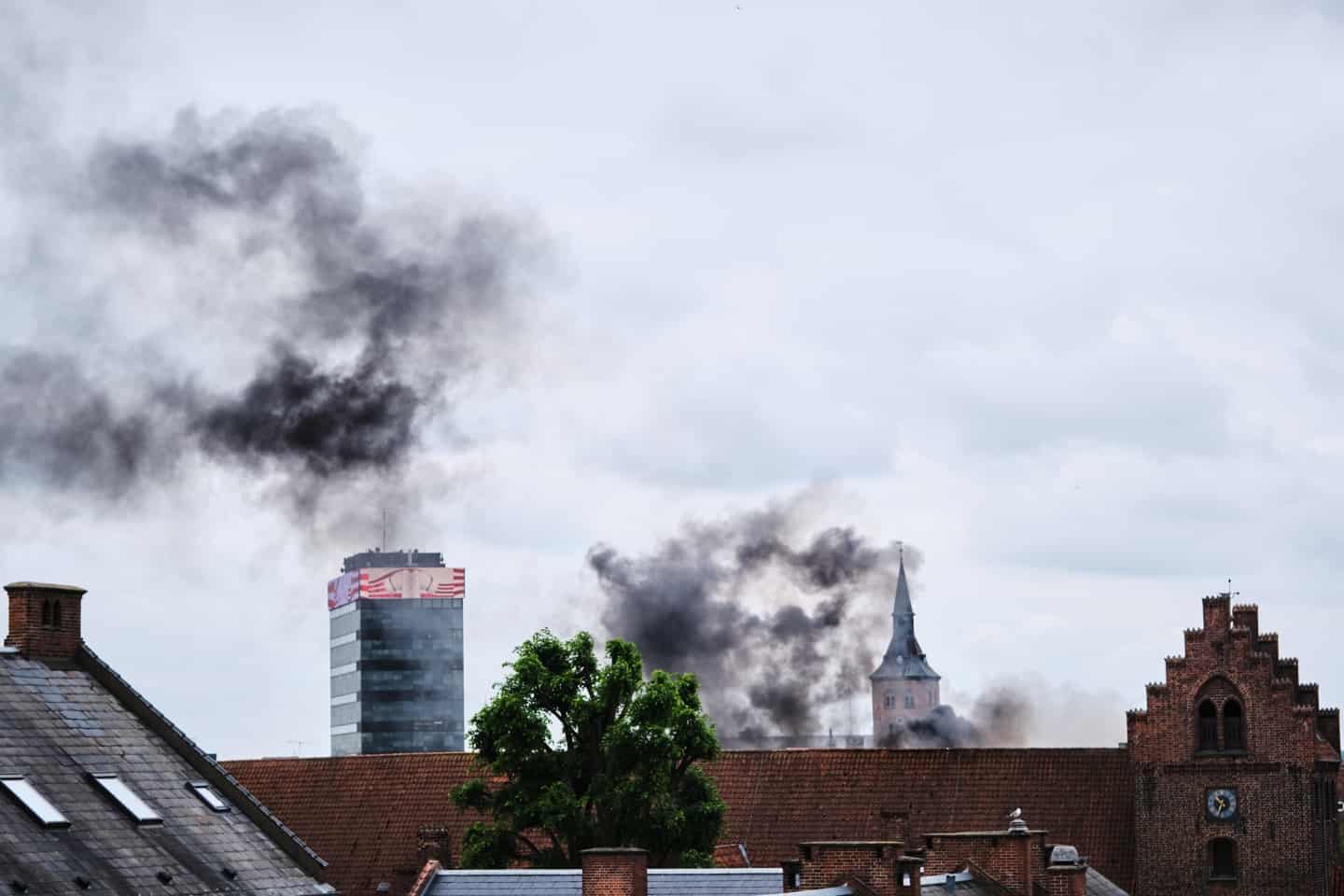 Se video: Journalist ved brændende bygning i midtbyen beboerne har samlet sig på gaden | fyens.dk