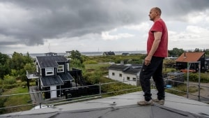 Søren Jungersen bygger sit eget sommerhus tæt ved en god badestrand i Grenaa. Foto: Flemming Krogh
