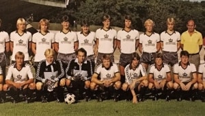 På dette holdfoto på Århus Stadion i 1981 ses Boye Duedahl i nederste række som nummer fire fra højre mellem John Stampe og Michael Majlund Mikkelsen. Foto: Ole Nielsen