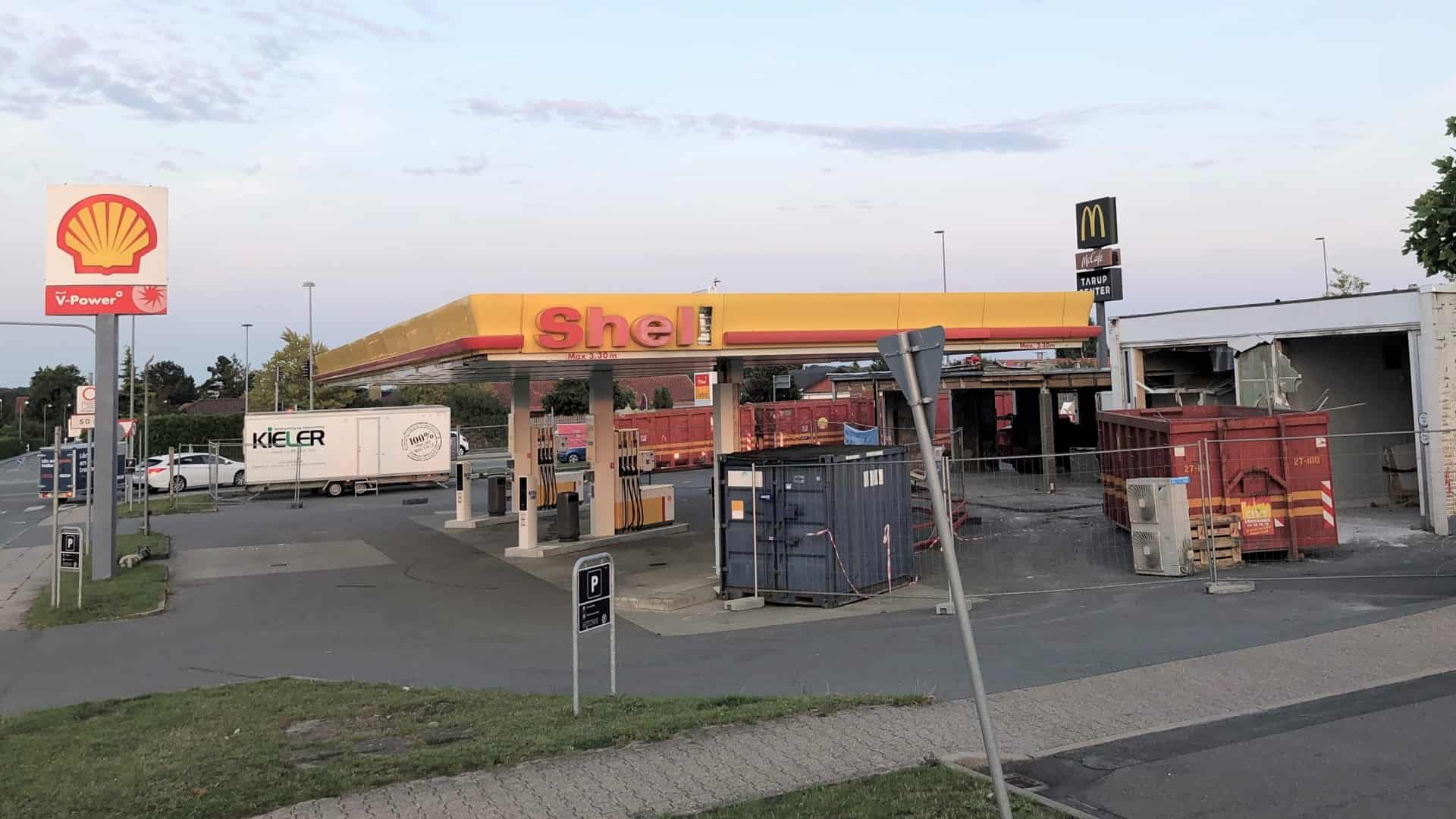 Det var på tide: Nu rives Shell-ruin endelig ned | ugeavisen.dk