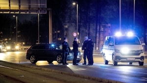 Efter skyderiet onsdag eftermiddag i Vollsmose var der politi flere steder i Odense. Blandt andet her i krydset ved Munkerisvej og Ørbækvej, hvor betjente og hunde ledte efter bevismateriale på letbanesporene. Foto: Birgitte Carol Heiberg