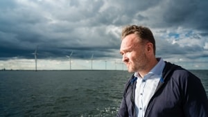 På en god dag får Danmark mere end 100 procent af vores strøm fra vindmøller, og inden 2030 vil vi kunne producere fire gange så meget grøn energi som i dag. Blandt andet derfor er vi et grønt foregangsland, mener Danmarks Klima-, Energi- og Forsyningsminister, Dan Jørgensen. Foto: Ulrik Jantzen