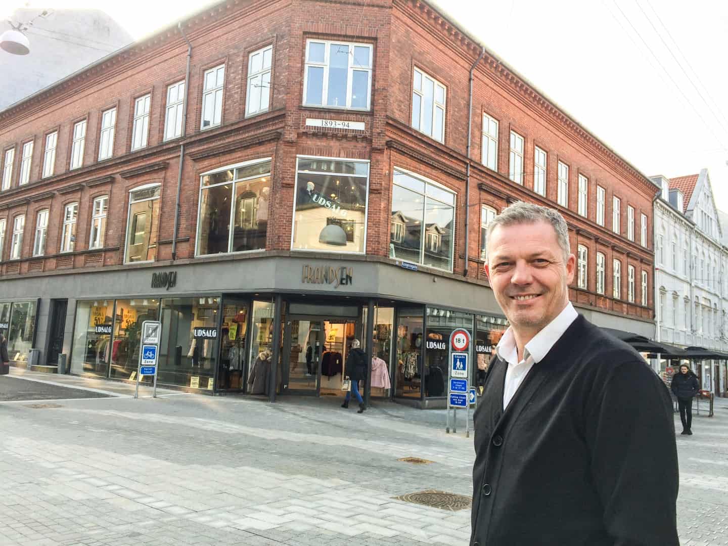 Arbejdspladser reddet: Et af områdets ældste modehuse rekonstrueret i konkurs jv.dk
