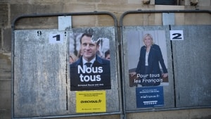 Mindre end halvdelen af den franske befolkning har stemt på Emmanuel Macron eller Marine Le Pen i den første valgrunde. Søndag er franskmændene efterladt med de to muligheder på stemmesedlen, og det gør det til et valg, hvor mange stemmer imod, før de stemmer for. Foto: Emil Jørgensen