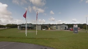 Der har været indbrud i Dansk Maskincenter i Jelling. Politiet vil gerne i kontakt med folk, der har set noget på stedet omkring klokken 02.40 natten til fredag. Foto: Google Street View