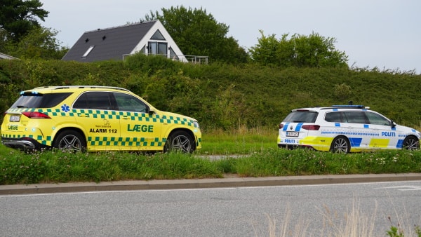 Alvorligt uheld på trafikeret landevej: Kvinde er kørt ned