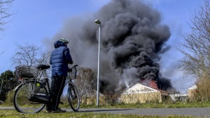 Det var et defekt batteri, som var skyld i, at to tredjedele af det gamle rådhus i Hørup i begyndelsen af april brændte ned. Arkivfoto: Hans Chr. Gabelgaard