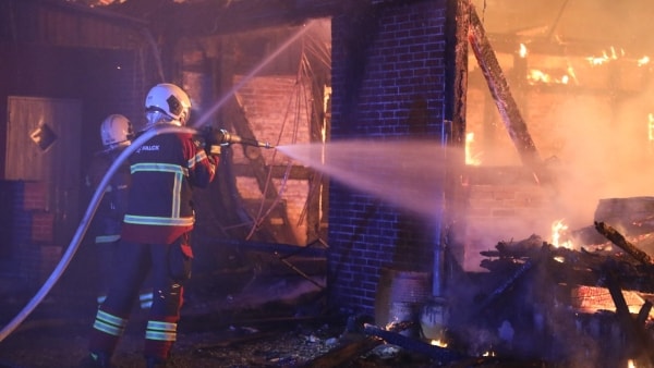 Voldsom Villabrand I Nat: Flere Meter Høje Flammer Raserede Bygning ...