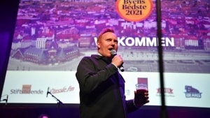 Anders Breinholt er konferencier igen i aften, når Århus Stiftstidende kårer Byens Bedste i 13 kategorier samt Årets Ærespris. Foto: Jens Thaysen