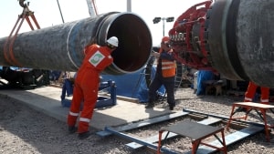 Arbejdere har knoklet for at gøre Nord Stream 2-gasledningen fra Rusland til Tyskland klar. Nu arbejder stærke kræfter for at undgå, at Europa overhovedet behøver den russiske gas. Arkivfoto: Anton Vaganov/Reuters/Ritzau Scanpix