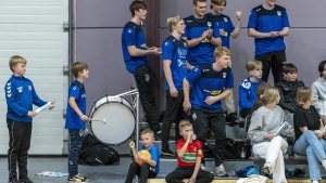 Med trommer og tilråb forsøger Grindsted GIF's nye fanklub, Grindsted Blue Army, at råbe GGIF's håndboldherrer frem til sejr. Foto: John Randeris