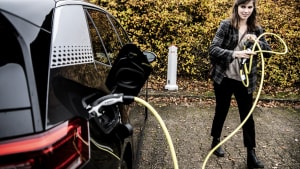 Elbiler bliver bedre og bedre og er nøglebrikker, hvis Danmark skal nå en målsætning om 70 procents reduktion af CO2 inden 2030. Men danskerne hænger stadig i håndbremsen. I 2019 udgjorde elbilerne blot 2,4 procent procent af personbil-salget. - Journalist Michelle Madsen forsøgte at skifte benzinbilen med en elbil. Foto: Mette Mørk