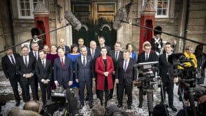 Da de 23 ministre i SVM-regeringen gik på juleferie, var der ikke lagt en større plan for, hvornår de mange løfter i regeringsgrundlaget skal gøres til virkelighed. De har tid nok til at tale sig til enighed, har Venstres formand, Jakob Ellemann-Jensen, forklaret. En ting ligger dog på regeringens bord: Der skal spilles ud med et finanslovsforslag - med tilhørende akutpakke på sundhed og inflationshjælp. Foto: Mads Claus Rasmussen/Ritzau Scanpix
