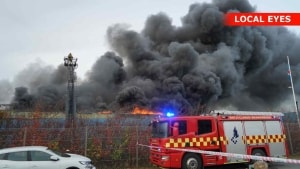 En brand på Højbjerg Maskinfabrik gav masser af arbejde til brandfolk fra hele det østjyske område. Foto: Local Eyes