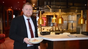At servere mad for gæsterne er normalt ikke en del af hotelmanager Martin Elkjærs daglige opgaver på Plaza Hotel. Foto: Mynthe Villadsen