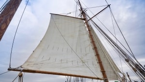 Endelig. For første gang i tyve år har Marstal-skonnerten Bonavista fået vind sejlene. Foto: Søren Stidsholt Nielsen