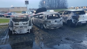 En bil udbrændte, mens tre andre fik større skader. Privatfoto