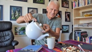 Jørgen Leon Knudsen har rejst i over 60 lande. Han drikker ikke kaffe - undtagen på en rejse i Indien, hvor han fik serveret en ganske særlig kop kaffe. Foto: Peter Friis Auzten