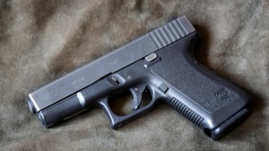 Blandt de fundne våben i den store fynske våben- og narkosag er blandt andet pistoler af mærket Glock 9 mm med tilhørende ammunition. Våbenet på billedet stammer dog fra en anden sag. Arkivfoto: Heinz-Peter Bader/Reuters/Ritzau Scanpix