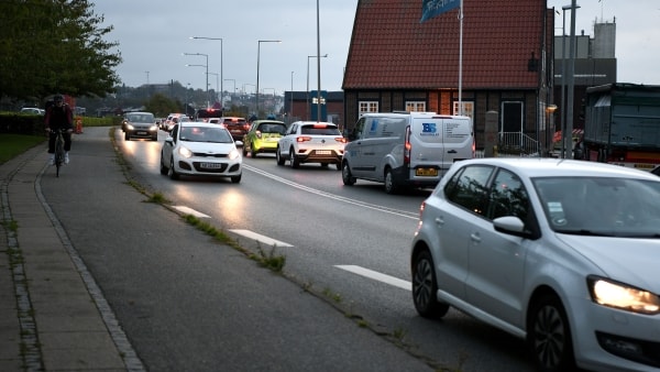 Så Er Den Gal Igen På Denne Vej Fik 18 Bilister Klip I Kørekortet For At Bruge Telefonen Bag 