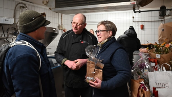 Folk væltede til, da Peter og Stine sagde farvel til slagterbutik: - De vil blive savnet