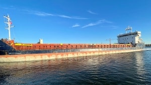 Det russiske fragtskib lå noget højere i vandet, efter at lasten på 3000 ton træpiller var losset. Foto: Henrik Larsen